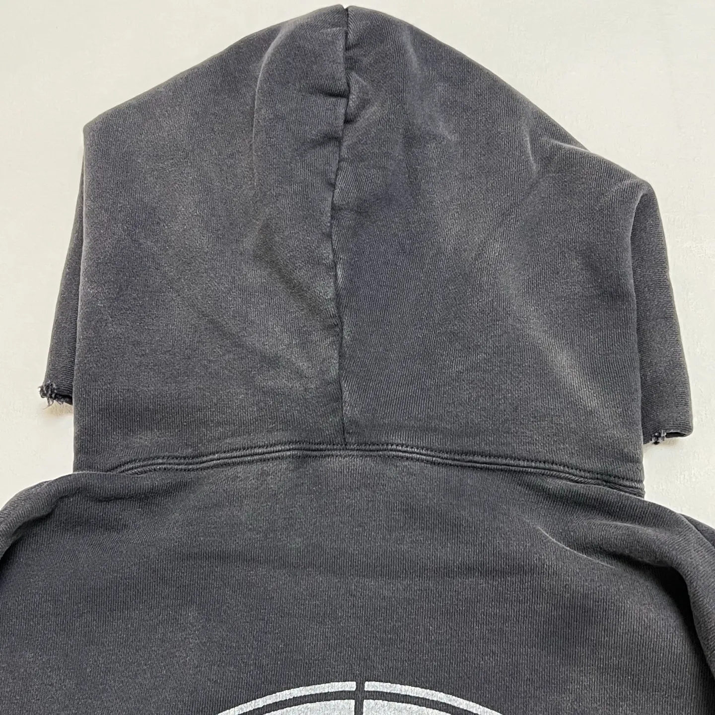 Details SAINT Mxxxxxx × FEAR OF GOD FG_HOODIE/SNT OF GOD/BLK FOG co-branded ETERNAL praying crosshair distressed hoodie. Washed black S-XL. This season's hot and super popular co-branded model. The original version is the same. Thin spring and summer fabrics. Comfortable upper body. BOXY version with short fat wide shoulder line. Fashion darling wears a high-end feel. Heavy washing and water fading process. Ma Liu is repositioned. Excessive wear and damage graffiti treatment. Correct version FOG joint main mark/wash mark/little angel mark